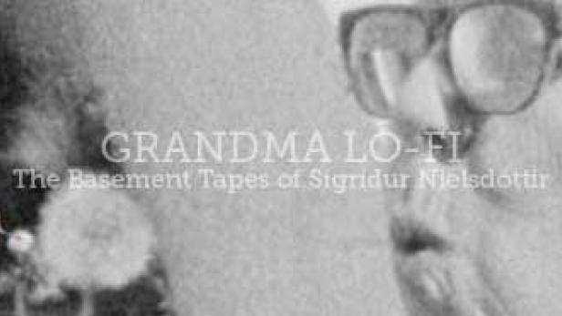 Das Cover von „Grandma Lo-Fi: The Basement Tapes of Sigridur Nielsdottir“ zeigt das Gesicht einer älteren Frau mit Brille.