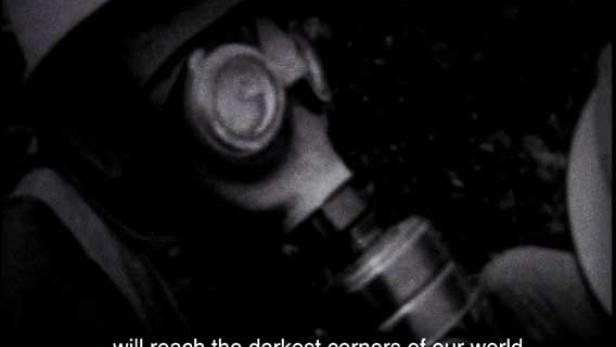 Eine Person trägt in einer dunklen Umgebung eine Gasmaske.