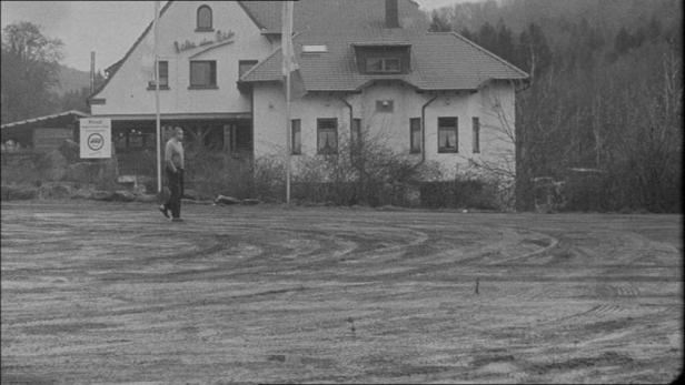 Ein Mann geht an einem Gebäude mit der Aufschrift „Belle vue Bich“ vorbei.