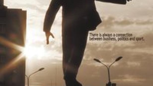 Das Filmplakat für „The Other Chelsea: A Story from Donetsk“ zeigt eine Statue vor einem bewölkten Himmel.