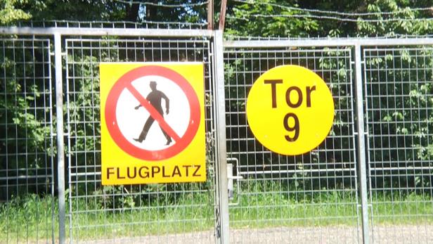 Ein Schild am Tor 9 eines Flughafens verbietet den Zutritt für Fußgänger.