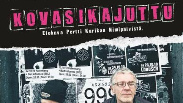 Das Filmplakat für „Kovasikajuttu“ zeigt zwei Männer vor einer Wand mit Konzertplakaten.