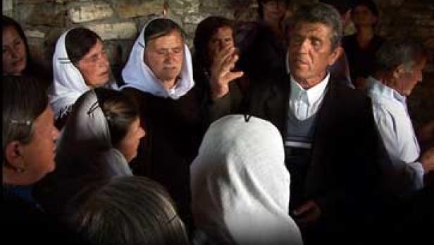 Das Filmplakat für „Polyphonia: Albaniens vergessene Stimmen“ zeigt eine Gruppe singender Menschen.