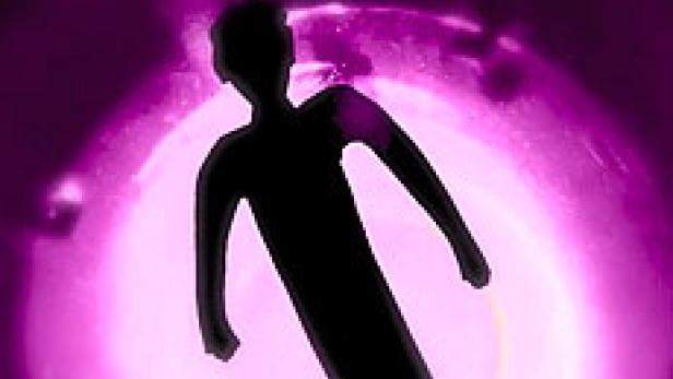 Eine dunkle Silhouette einer Person vor einem hellen, violetten Hintergrund.
