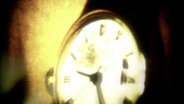 Nahaufnahme einer alten Uhr mit römischen Ziffern.