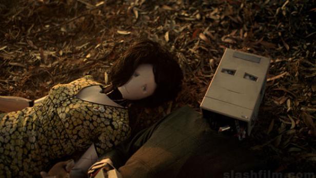 Eine Stoffpuppe und ein alter Computer liegen auf dem Boden.