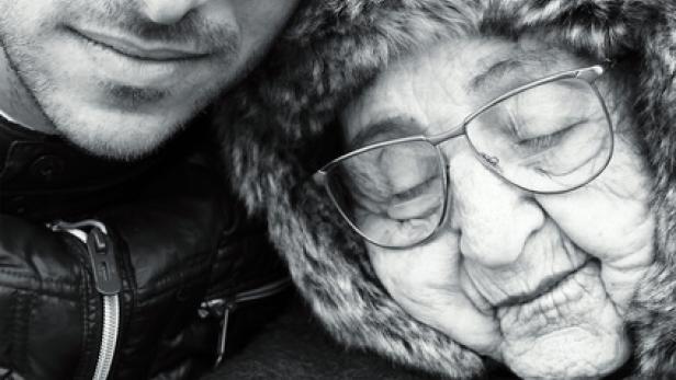 Das Filmplakat zu „Life in Stills“ zeigt eine junge und eine alte Person mit Brillen.