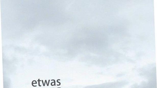 Das Filmplakat für „Etwas Paradies“ zeigt eine grüne Hügellandschaft unter einem bewölkten Himmel.