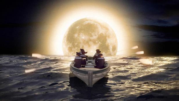Eine Gruppe von Personen rudert in einem Boot auf dem Meer vor einem riesigen Mond.