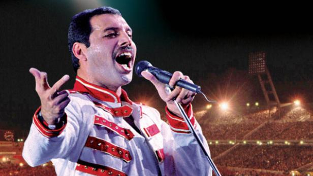 Freddie Mercury von Queen tritt in Budapest während der „Hungarian Rhapsody“ Tour 1986 auf.