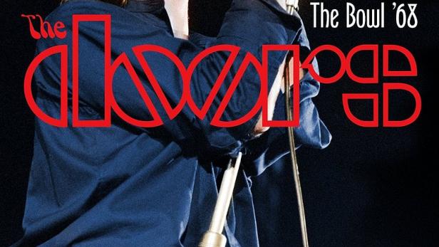 Jim Morrison von The Doors singt bei einem Konzert.