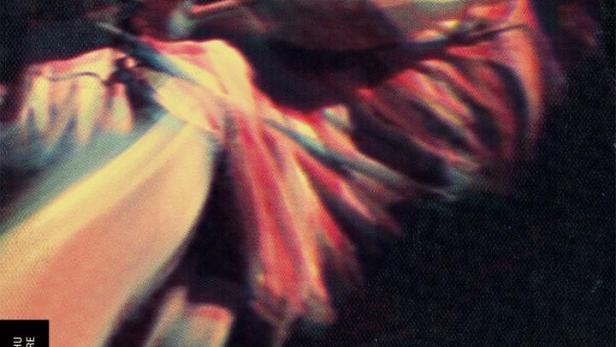 Das Filmplakat für „Truckfighters“ zeigt eine verschwommene, farbintensive Darstellung der Band.