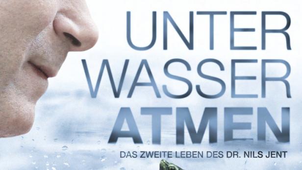 Das Filmplakat für „Unter Wasser Atmen“ zeigt einen Mann und eine Schildkröte.