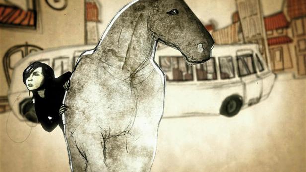 Eine Frau versteckt sich hinter einer großen Pferdeskulptur in einer gezeichneten Stadtlandschaft.