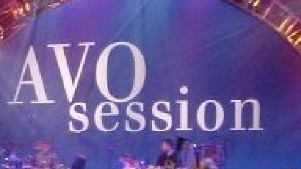 Eine Bühne mit der Aufschrift „AVO Session“ und einer Band im Hintergrund.
