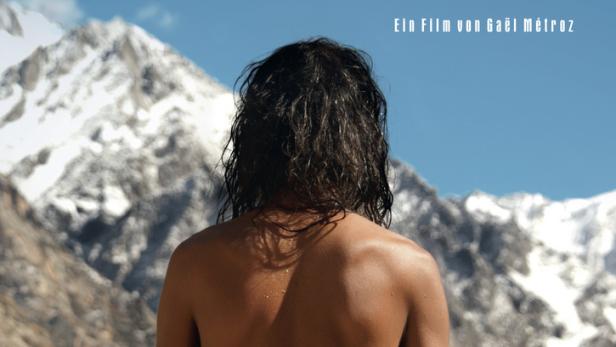 Das Filmplakat für „Sâdhu“ zeigt einen Mann vor einer Bergkulisse.