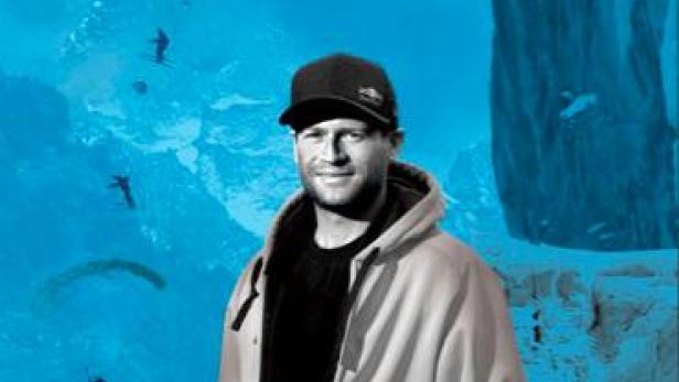 Das Filmplakat für „McConkey“ zeigt Shane McConkey vor einer Bergkulisse.