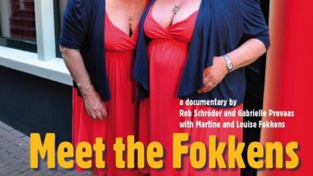 Das Filmplakat zu „Meet the Fokkens“ zeigt Martine und Louise Fokkens in roten Kleidern.
