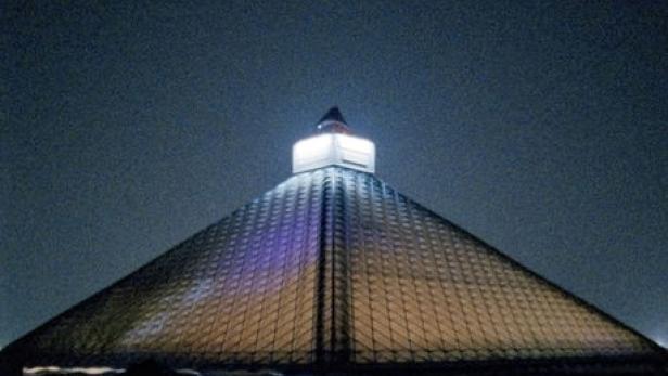 Die leuchtende Pyramide des Bass Pro Shops in Memphis bei Nacht.