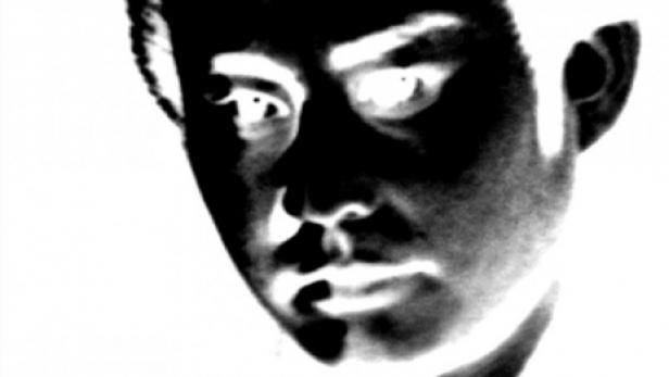 Ein kontrastreiches Porträt eines Mannes.