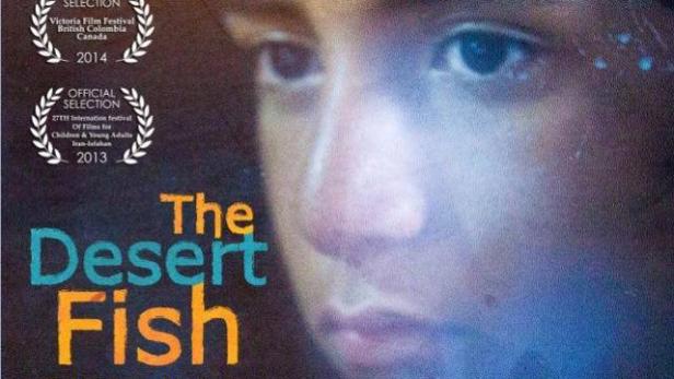 Das Filmplakat für „The Desert Fish“ zeigt das Gesicht eines jungen Mannes.