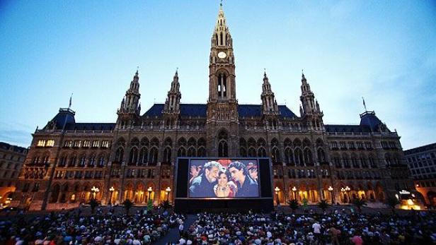 Eine Menschenmenge schaut vor dem Wiener Rathaus einen Film auf einer großen Leinwand.