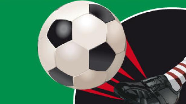 Ein Fußball wird von einem Fußballschuh getreten.