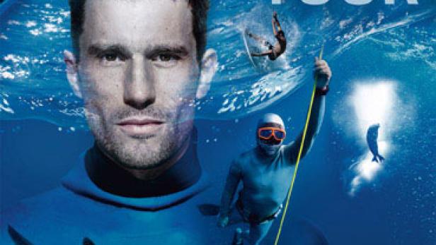 Ein Werbeplakat für die „Ocean Film Tour“ mit einem Mann, Unterwasseraufnahmen und Wassersportmotiven.