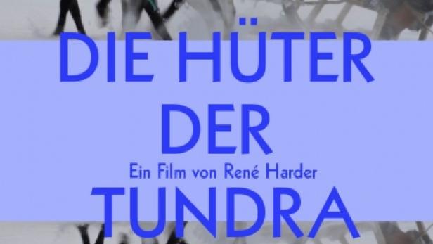 Das Filmplakat für „Die Hüter der Tundra“ zeigt einen Mann, der einen Rentierschlitten durch den Schnee steuert.
