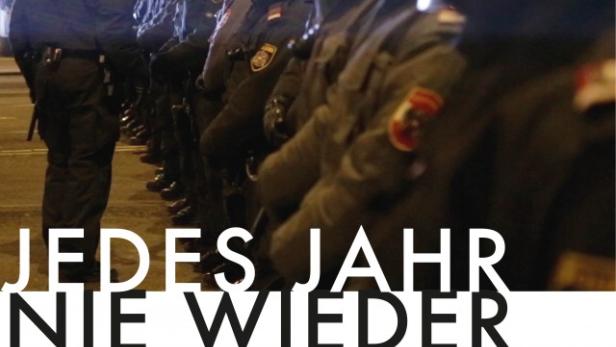 Polizisten in Kampfmontur stehen vor dem Hintergrund des Films „Jedes Jahr nie wieder“ über den Wiener Akademikerball.