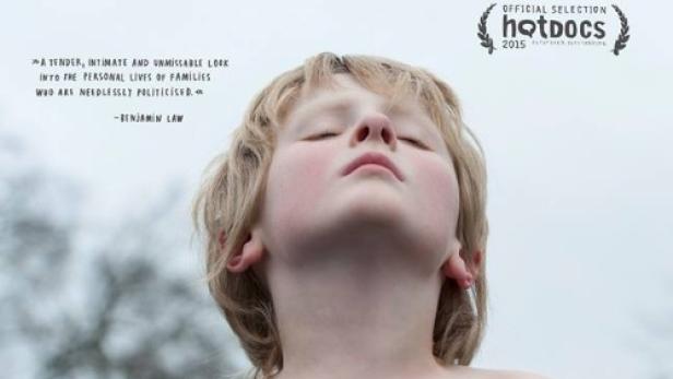 Das Filmplakat für „Gayby Baby“ zeigt ein Kind mit einem Herz-Tattoo auf der Brust.