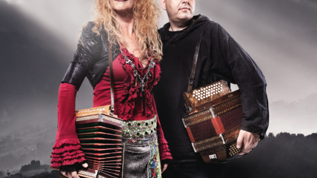 Das Filmplakat zu „Fremdfötzelige Musikanten“ zeigt zwei Personen mit Schwyzerörgeli.