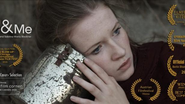 Eine Frau lehnt ihr Ohr an einen Metalleimer; Filmposter für „You & Me“.