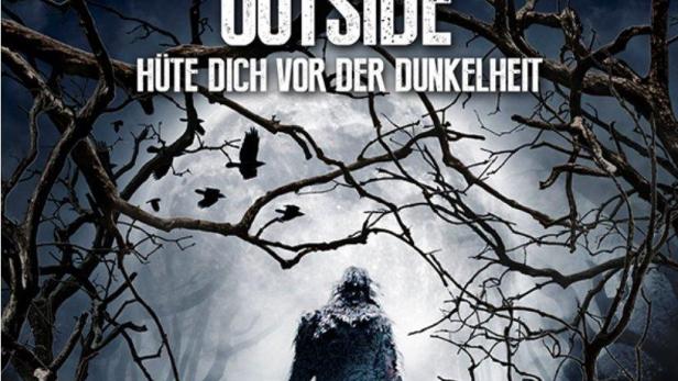 Das Filmplakat für „The Monster Outside“ zeigt ein Monster und ein junges Mädchen in einem dunklen Wald.