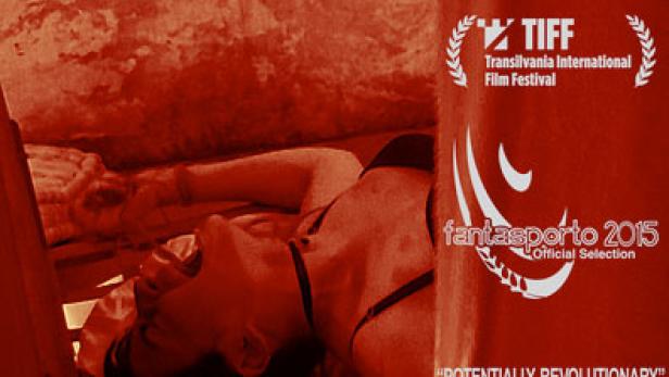 Das Filmplakat für „Be My Cat: A Film for Anne“ zeigt eine Frau, die auf einem Bett liegt.