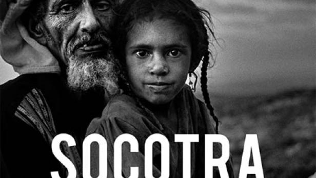 Schwarzweiß-Filmplakat für „Socotra: The Island of Djinns“ mit einem älteren Mann und einem jungen Mädchen.