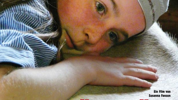 Ein Mädchen mit Kopfbedeckung liegt auf dem Rücken eines Tieres, vermutlich ein Filmposter für „Kühe, Käse und 3 Kinder“.