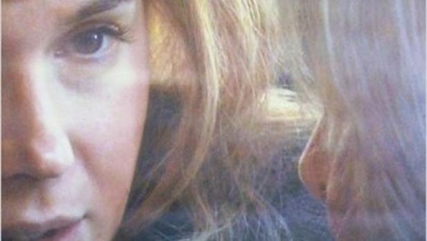 Das Filmplakat für „La Academia de las Musas“ zeigt zwei Frauen.