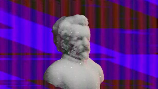 Eine verschneite Büste vor einem farbenfrohen Hintergrund.