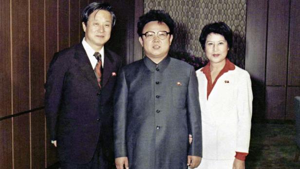 Kim Jong-il posiert mit zwei Begleitern für ein formelles Foto.