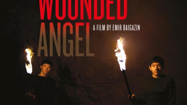 Das Filmplakat für „The Wounded Angel“ zeigt zwei Jungen mit Fackeln und ein Kind in einer Wanne.