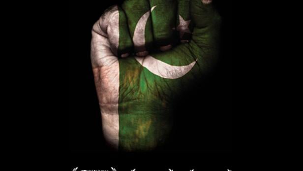Das Filmplakat für „Made in Pakistan“ zeigt eine Faust, die mit der pakistanischen Flagge bemalt ist.