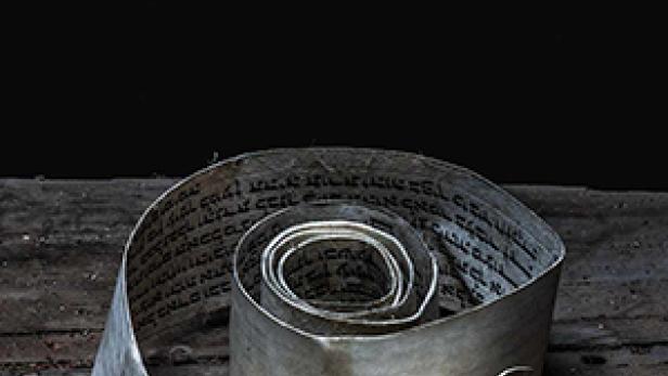 Das Filmplakat für „Last Folio: Tales of Yuri's Pictures“ zeigt eine Schriftrolle.