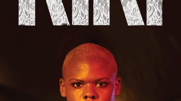 Das Filmplakat für „Kiki“ zeigt eine Person vor dunklem Hintergrund.