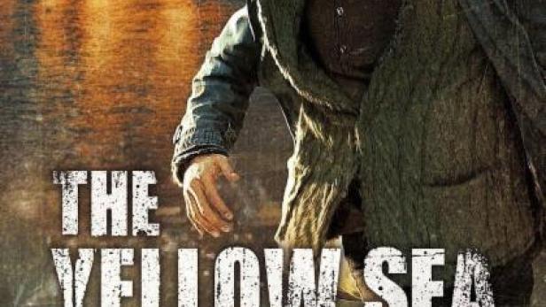 Ein Mann mit Narben im Gesicht steht vor der Kulisse des Films „The Yellow Sea“.