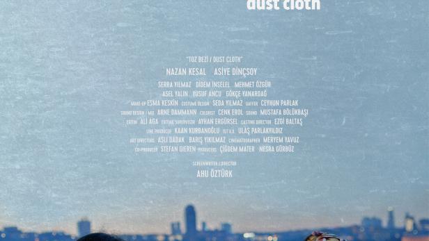 Das Filmplakat für „Toz Bezi“ zeigt zwei Frauen vor der Skyline von Istanbul.