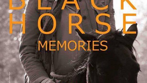 Eine Frau reitet auf einem Pferd; Filmplakat für „Black Horse Memories“.