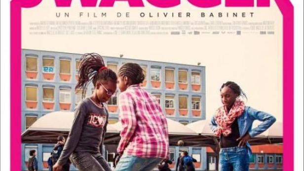 Das Filmplakat für „Swagger“ zeigt drei Jugendliche vor einem Schulgebäude.