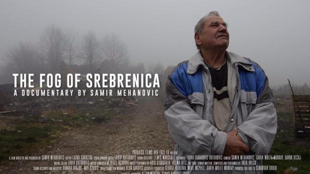Ein älterer Mann blickt auf dem Filmplakat zu „The Fog of Srebrenica“ nach oben.