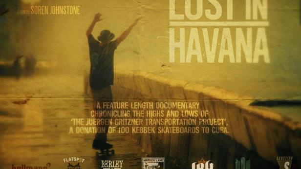 Ein Mann auf einem Skateboard vor dem Filmplakat „Lost in Havana“.